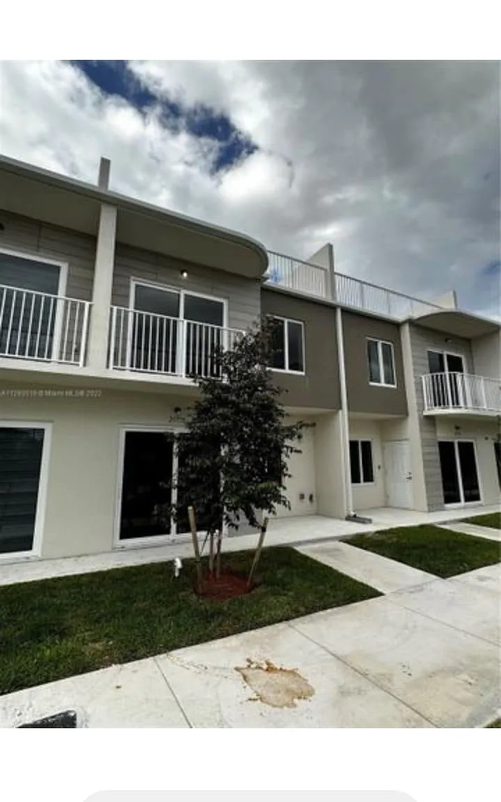 4 bed, 3.5 bath, 1600 sqft, $2,800 — Photo 1