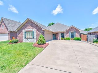 2938 Versailles Pl, Bartlesville, OK 74006