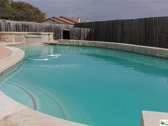 5th image of 302 W Blancas Dr