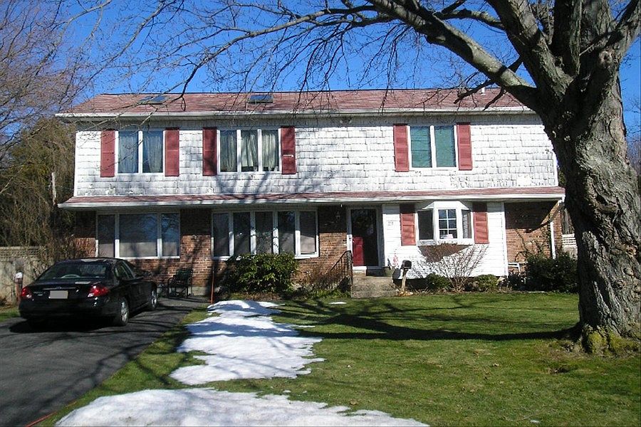1st image of 28 Bayberry Dr