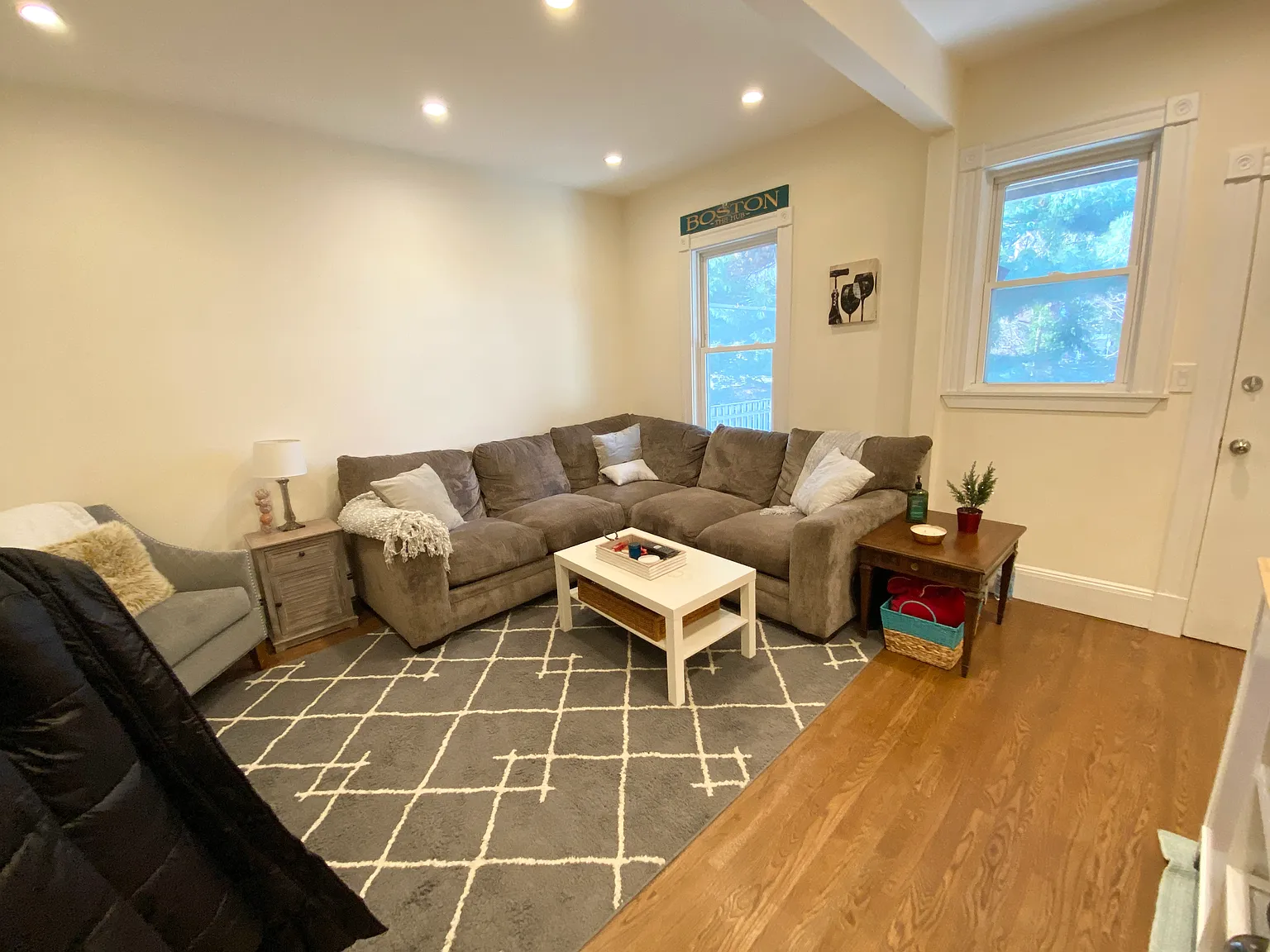 3 bed, 9999 sqft, $3,000 — Photo 2