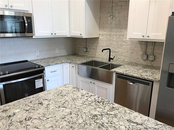 2nd image of 225 W Oak St