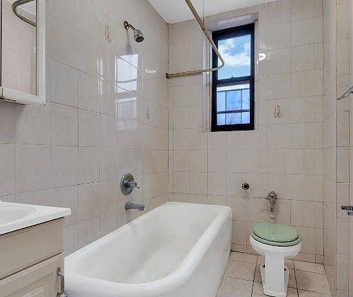 4th image of 825 Walton Ave APT 1B