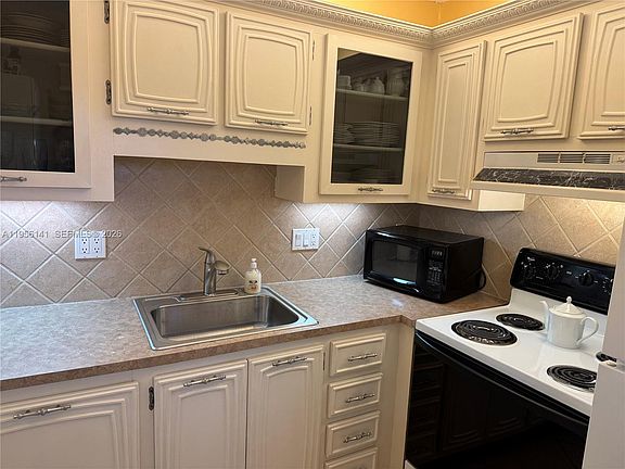 5th image of 2861 Somerset Dr APT 407