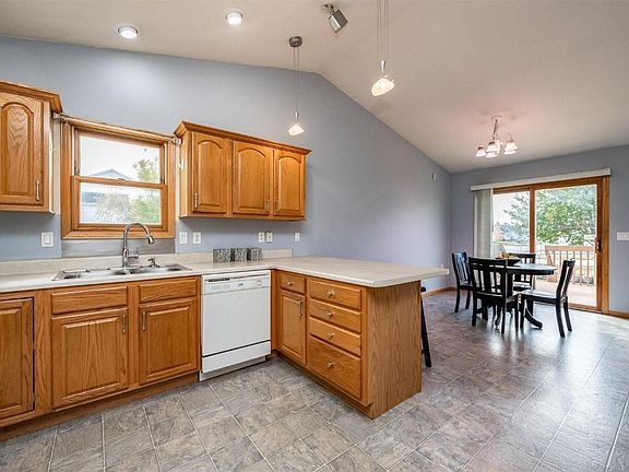 5th image of 925 Ashford Dr NE