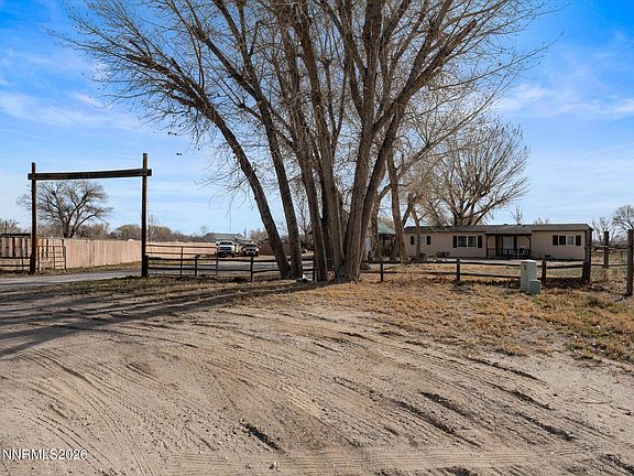 3rd image of 3320 Della Cir