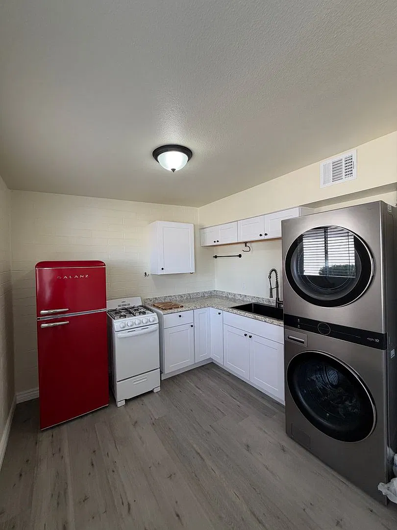 524 Stowell — Photo 3