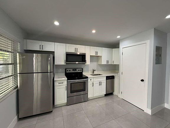 5th image of 820 N Victoria Park Rd APT 3