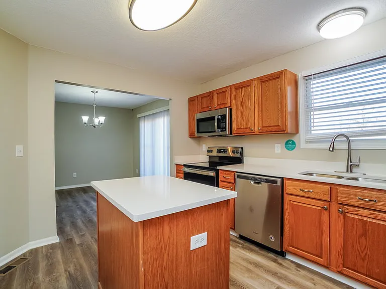1041 Oxford Dr N — Photo 10