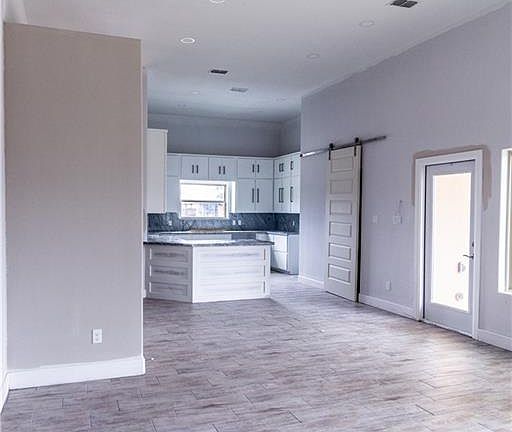 4th image of 1107 E Camelia Ave