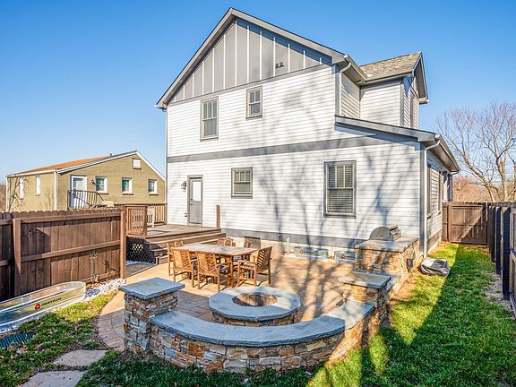 Backyard oasis with built-in fire pit! Grill, mini fridge and patio furniture to stay