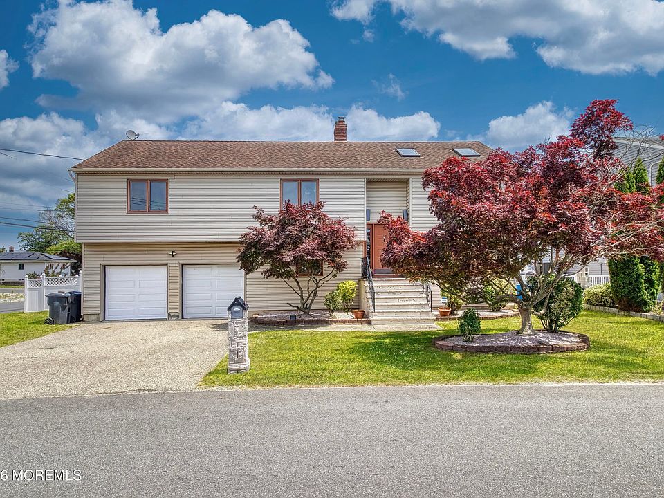 1st image of 17 Fontainebleau Drive