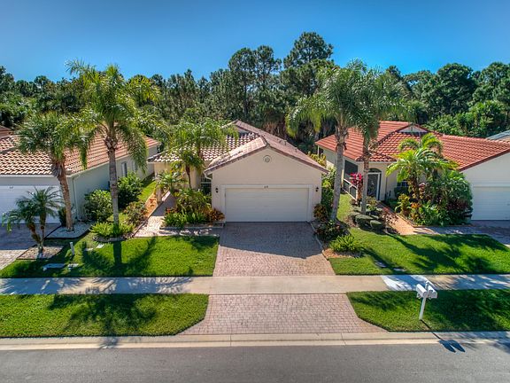 4th image of 319 NW Treeline Trace