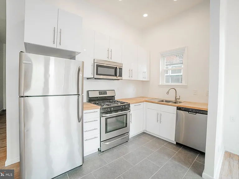 2108 Pine St #2R — Photo 6