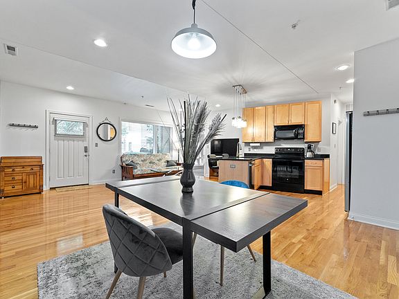 5th image of 932 Broadway St Unit 4