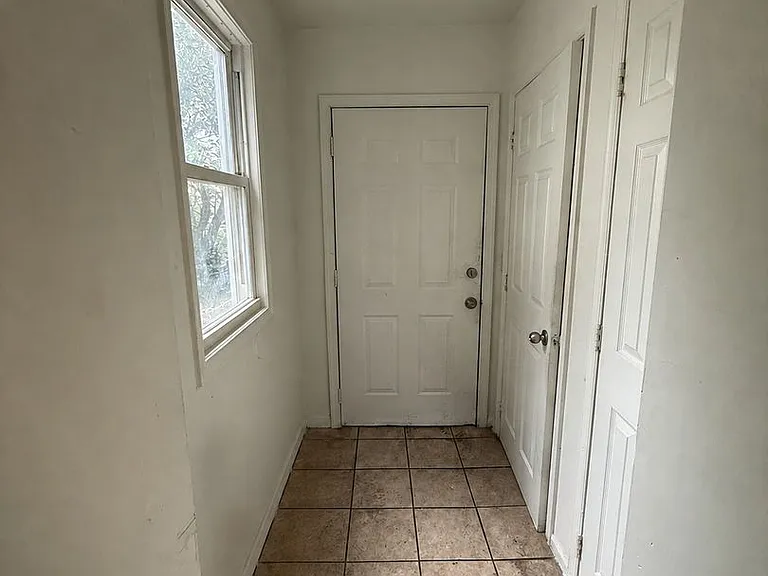 518 W Tilghman St — Photo 13