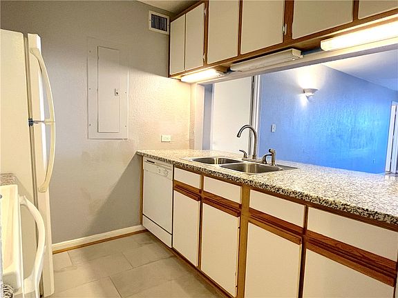 3rd image of 521 Sw Pkwy #101