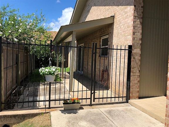 3rd image of 915 Shady Creek Ln