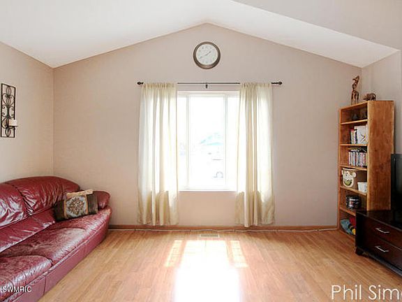 3rd image of 107 Wilbur St SE