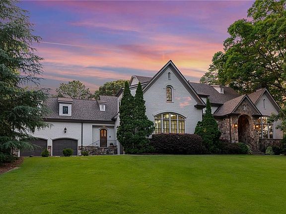 3rd image of 1024 Somerset Dr NW
