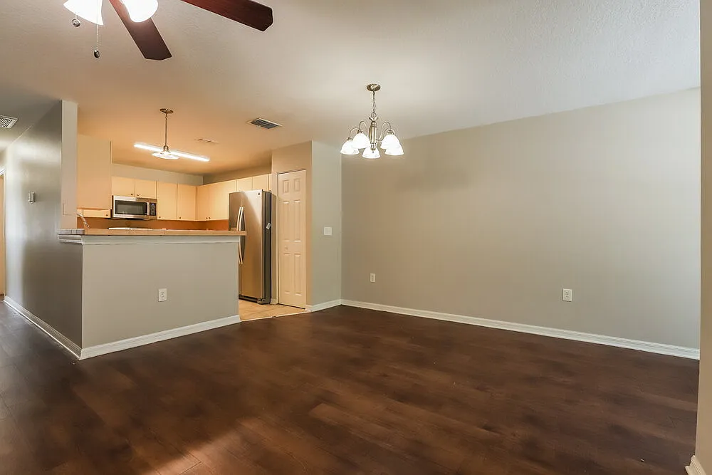 3 bed, 2.0 bath, 1381 sqft, $2,105 — Photo 4