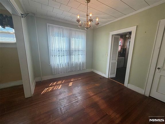 4th image of 55 Maywood Ave