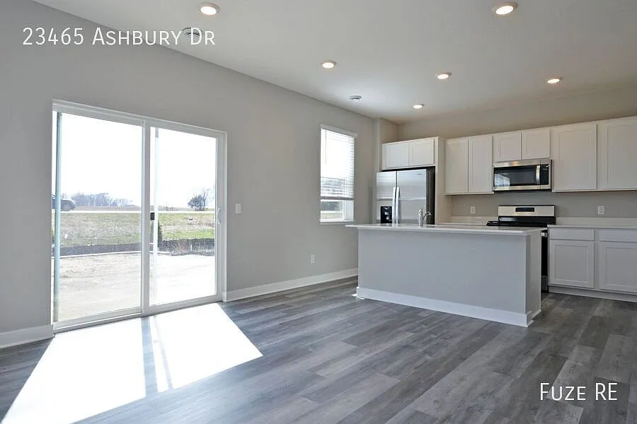 Gorgeous 3 Bed, 3 Bath Home with 2-Car Garage in Rogers, MN! — Photo 3
