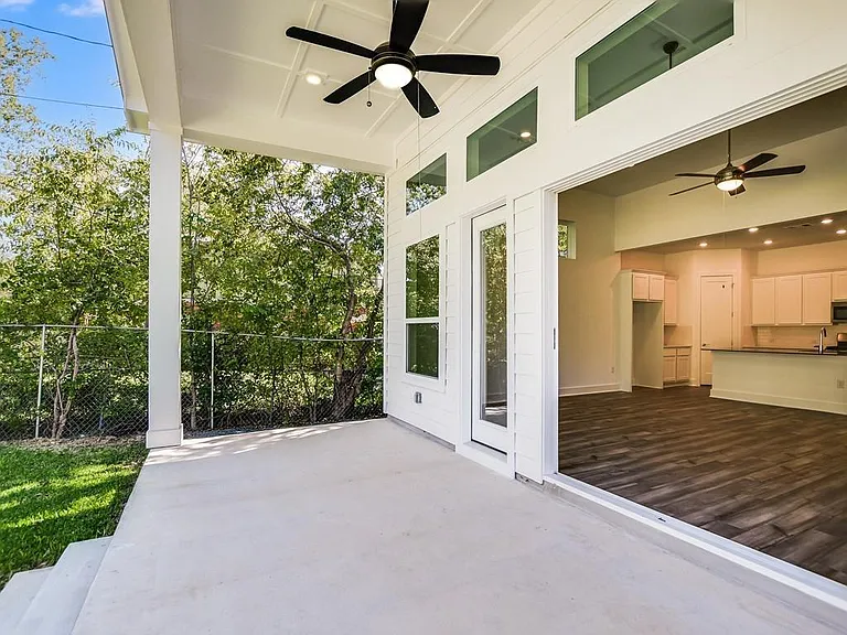 402 Zennia St — Photo 26