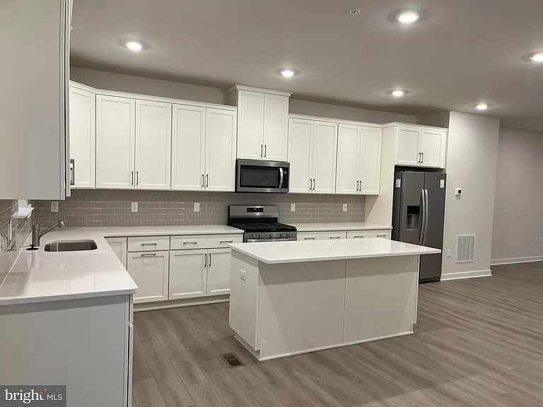 507 Titanium St — Photo 7