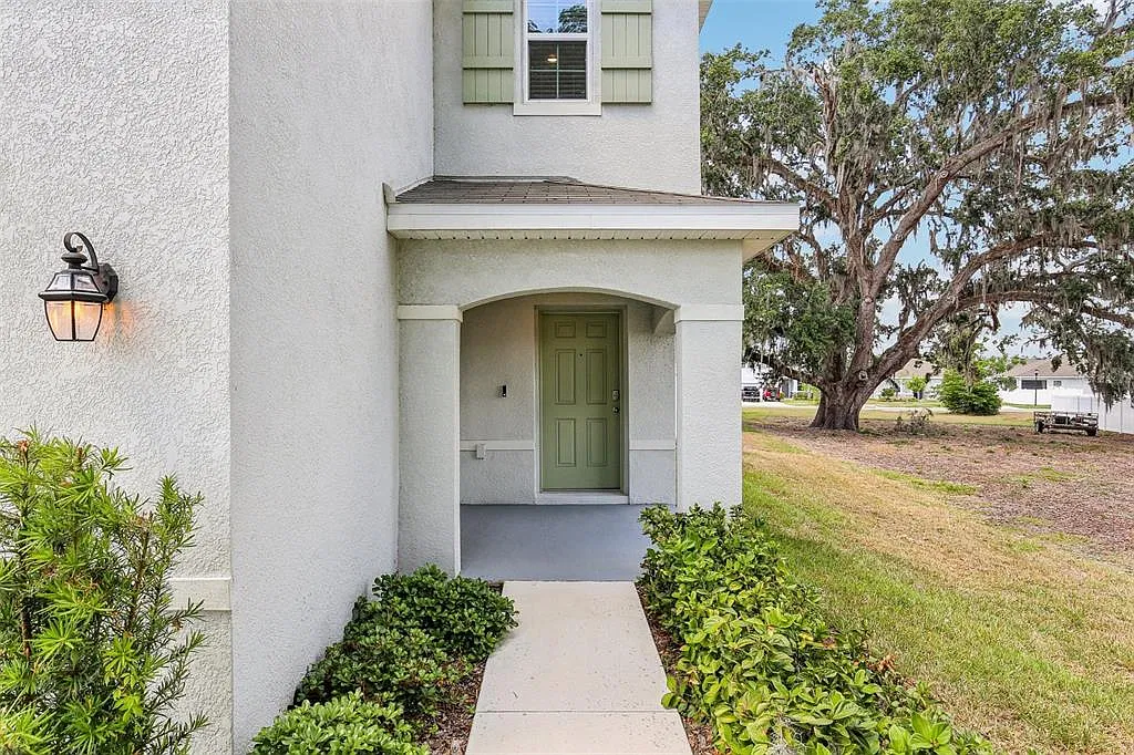 4 bed, 2.5 bath, 2238 sqft, $2,400 — Photo 3