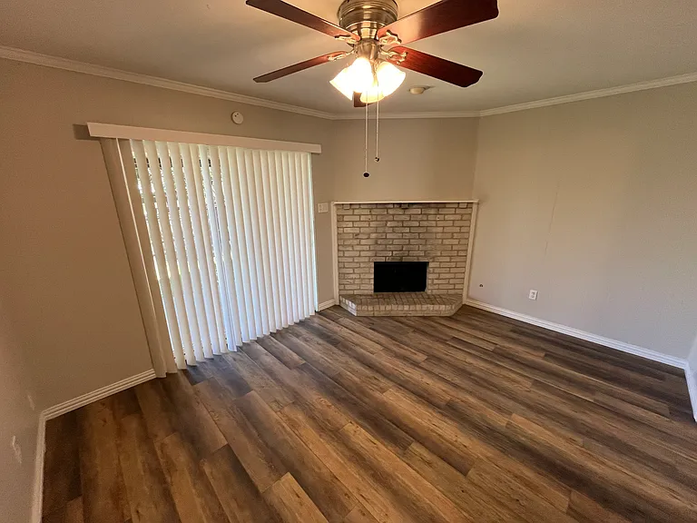 1506 Parkside Dr — Photo 4