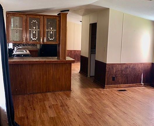 2nd image of 401 Hickory St