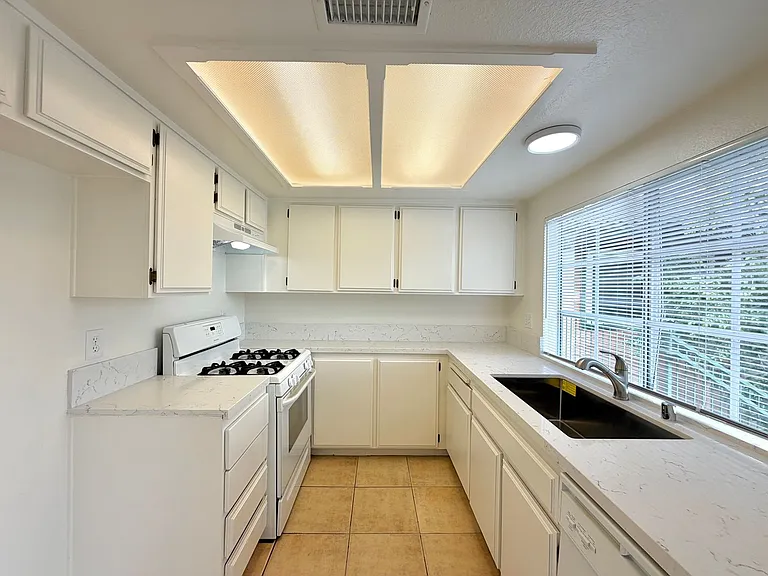 2652 Shadow Hills Dr — Photo 2
