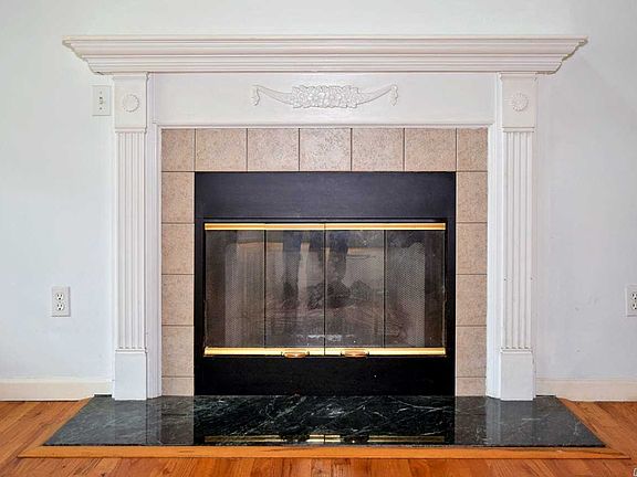 5th image of 42 Vehslage St