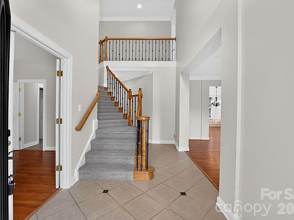 4th image of 105 Castlestone Ln