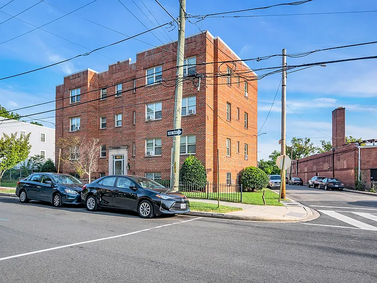 1811 Irving Street NE — Photo 15