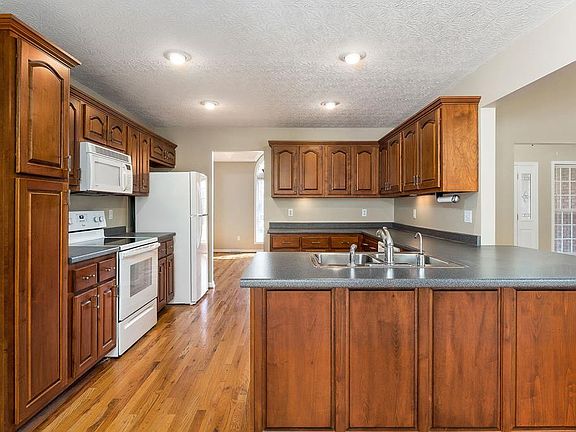 5th image of 1067 Heathwood West Dr