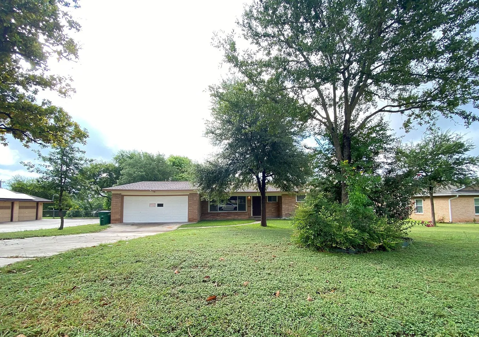 3 Bedroom 2 Bathrooms located in Oak Hills Subdivision — Photo 2