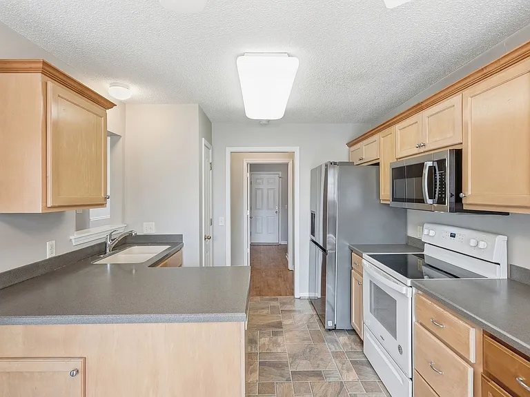 124 Hall St — Photo 12