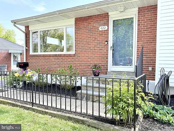 4th image of 422 Roseanna Ave