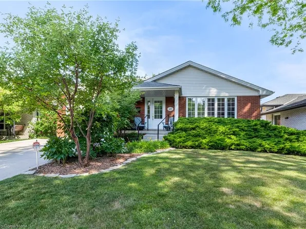 15 Monarch Ct, Hamilton, ON L9H 3W2