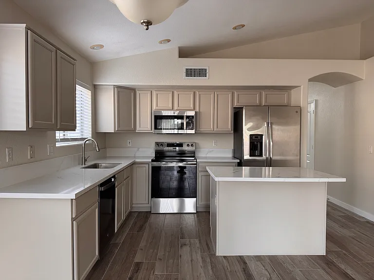 1606 W Kesler Ln — Photo 3