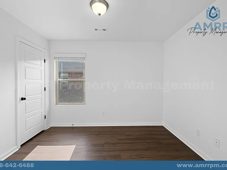 201 SW Vicki St — Photo 3