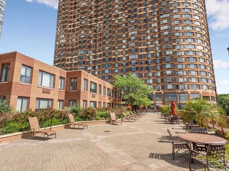 Breathtaking, unobstructed views of the Hudson River and NYC skyline IN PICNIC AREA!