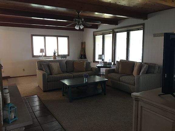 Family rm w/fireplace