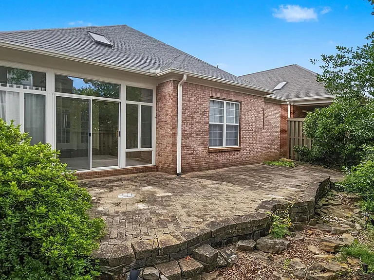 141 Canterbury Dr — Photo 35