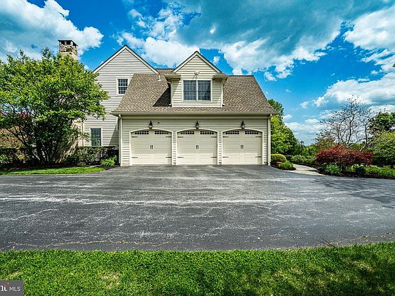 3rd image of 301 Lisa Ln