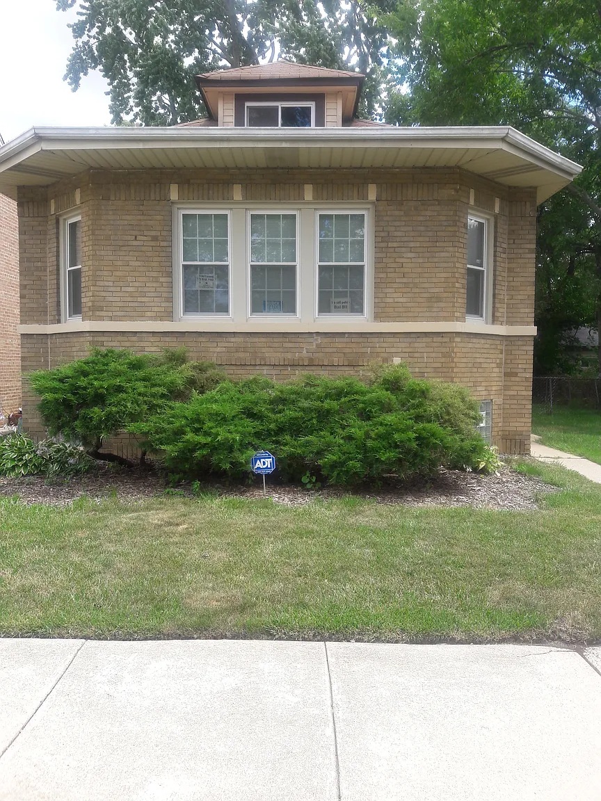 15725 Marshfield Ave photo 1