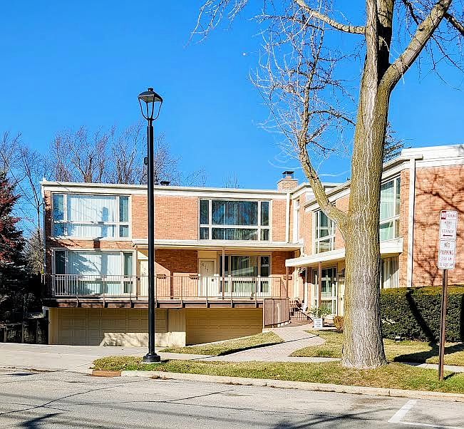 Cool mid century design building in a phenomenally convenient location in the East Highland Park Ravinia neighborhood featuring shops, restaurants and Metra train stop. Close to Ravinia music festival and Botanical Garden. Great schools!