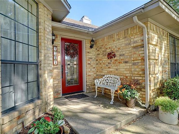 3rd image of 1301 Briar Dr